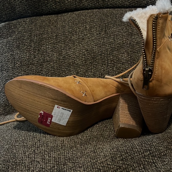 NWT NOT rated from Buckle 7.5 - Picture 2 of 2